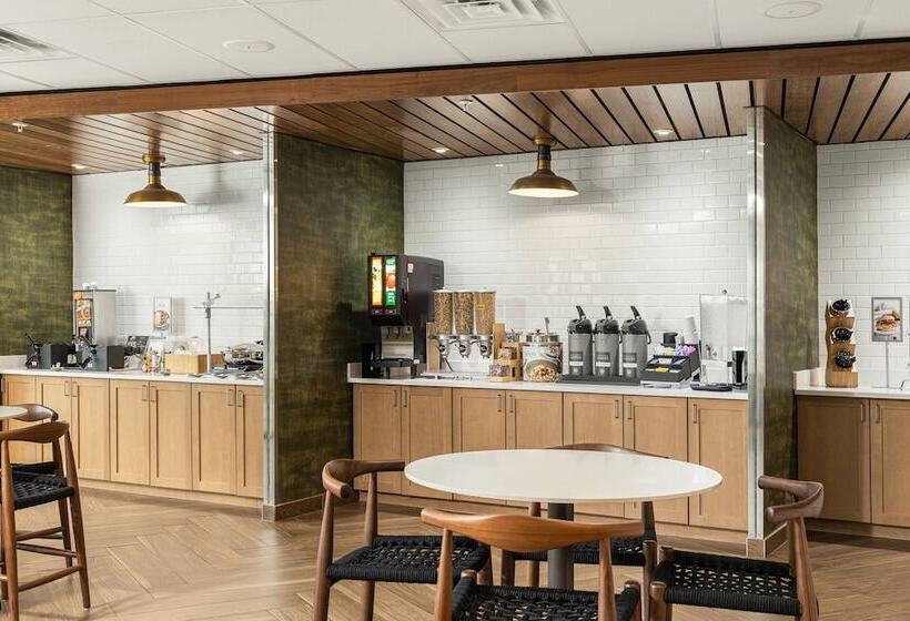 Отель Fairfield Inn & Suites By Marriott Salina