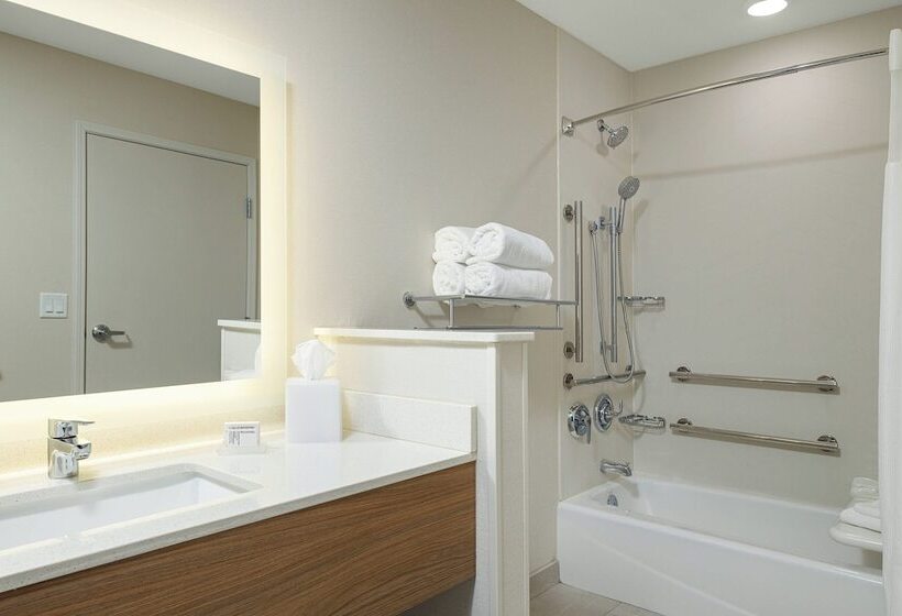 Отель Fairfield Inn & Suites By Marriott Salina