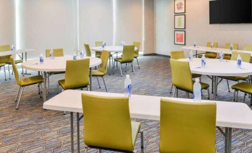 Отель Holiday Inn Express   Alliance, An Ihg