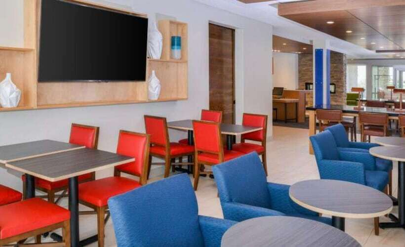 Отель Holiday Inn Express   Alliance, An Ihg