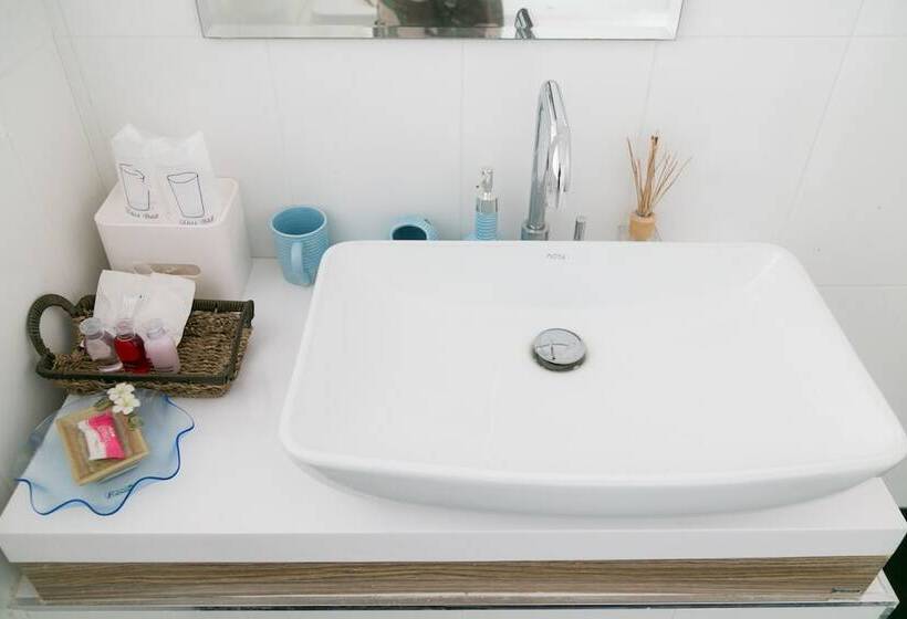 בית מלון כפרי The Canal Ratchaburi