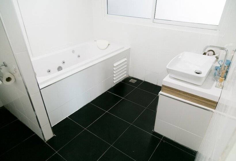 בית מלון כפרי The Canal Ratchaburi