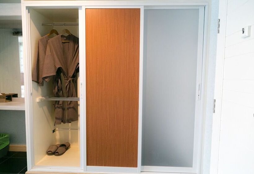 בית מלון כפרי The Canal Ratchaburi