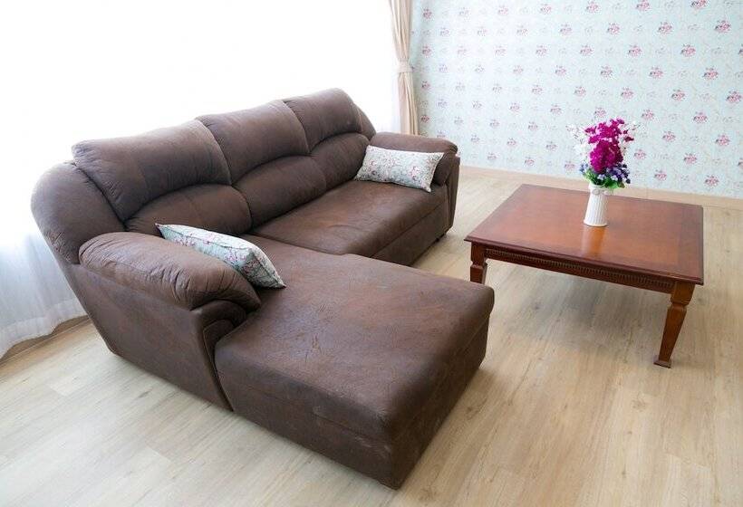 בית מלון כפרי The Canal Ratchaburi