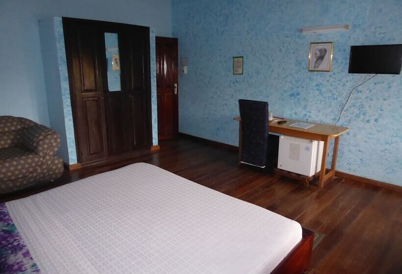 פנסיון Almond Tree Guest House