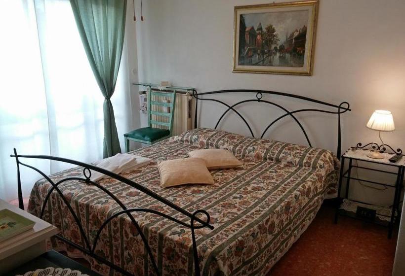 تختخواب و صبحانه Le Midi Versilia