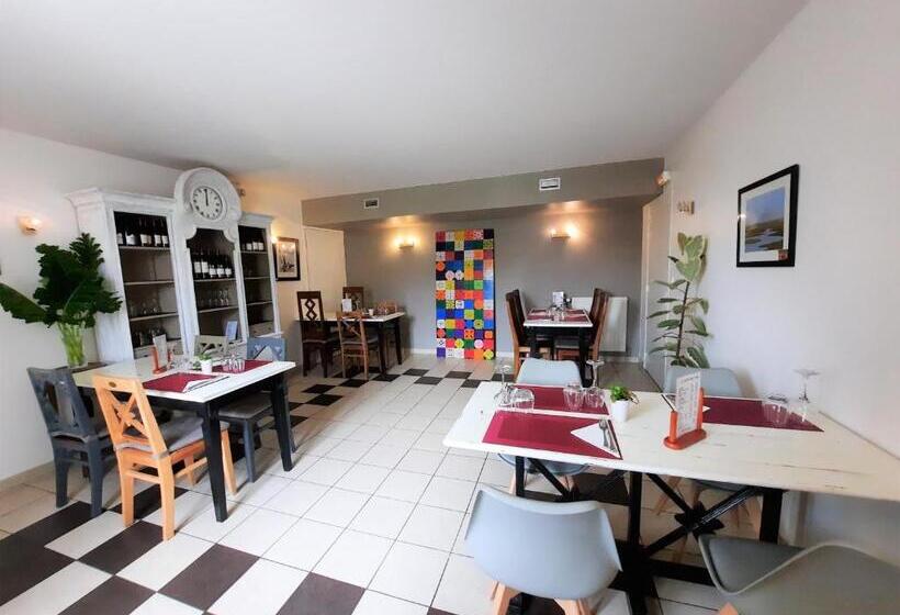 Отель Logis Auberge De Carolles