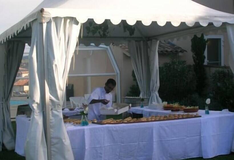 Отель Logis Hôtel Auberge Du Pastel Hôtel 3 étoiles Et Restaurant