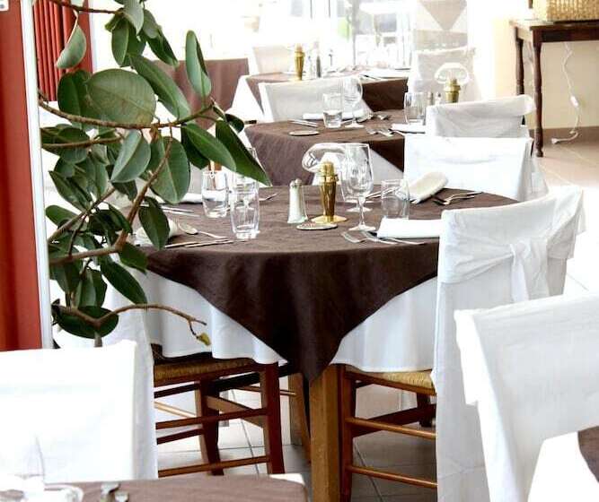 Отель Logis Hôtel Auberge Du Pastel Hôtel 3 étoiles Et Restaurant