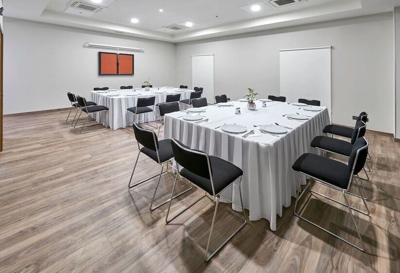 בית מלון כפרי City Express Plus By Marriott Cancun Aeropuerto Riviera