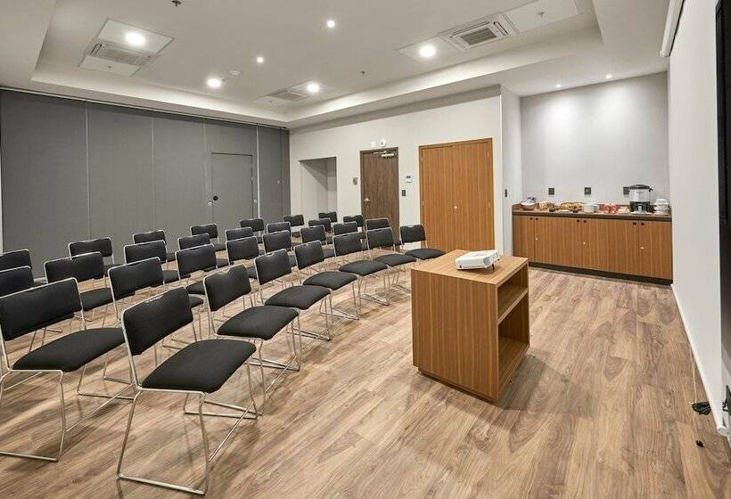 בית מלון כפרי City Express Suites By Marriott Cancún Aeropuerto