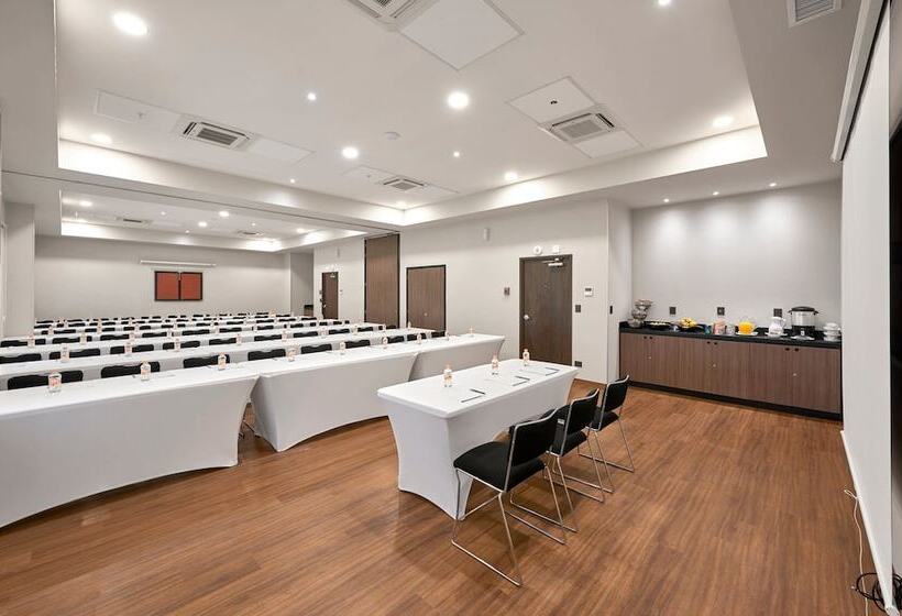 בית מלון כפרי City Express Suites By Marriott Cancún Aeropuerto