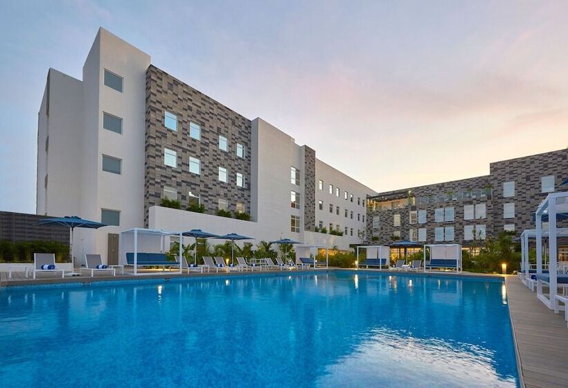 בית מלון כפרי City Express Suites By Marriott Cancún Aeropuerto