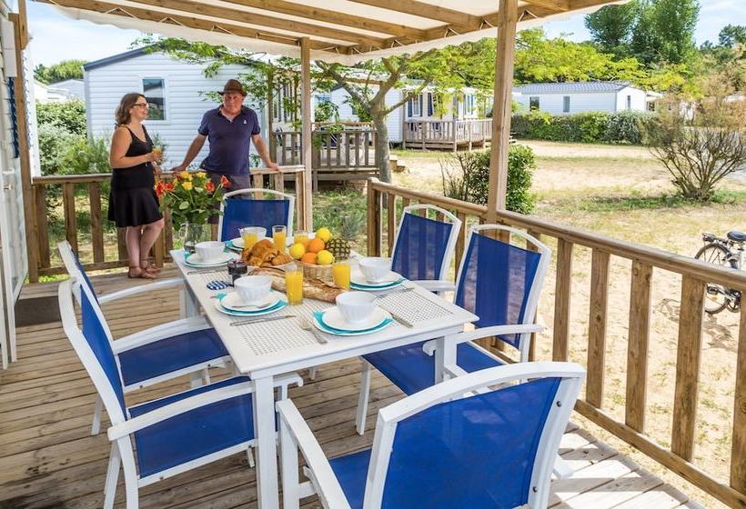 Отель Domaine Résidentiel De Plein Air Odalys Etang De Besse