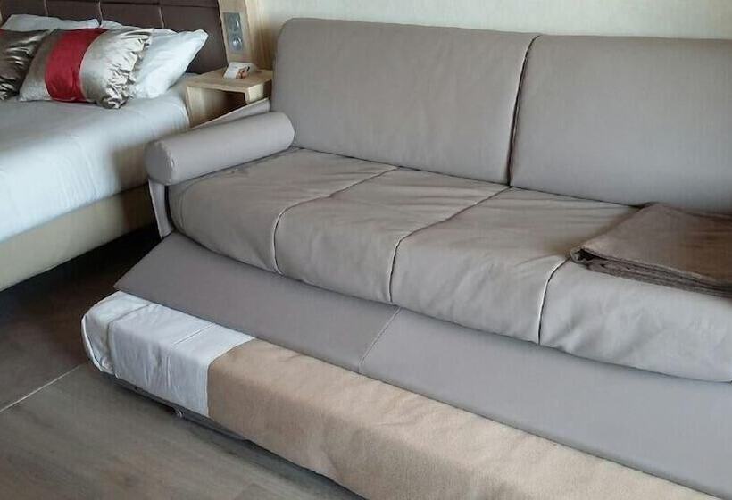 Отель Hôtel Restaurant & Spa Le Val Moret