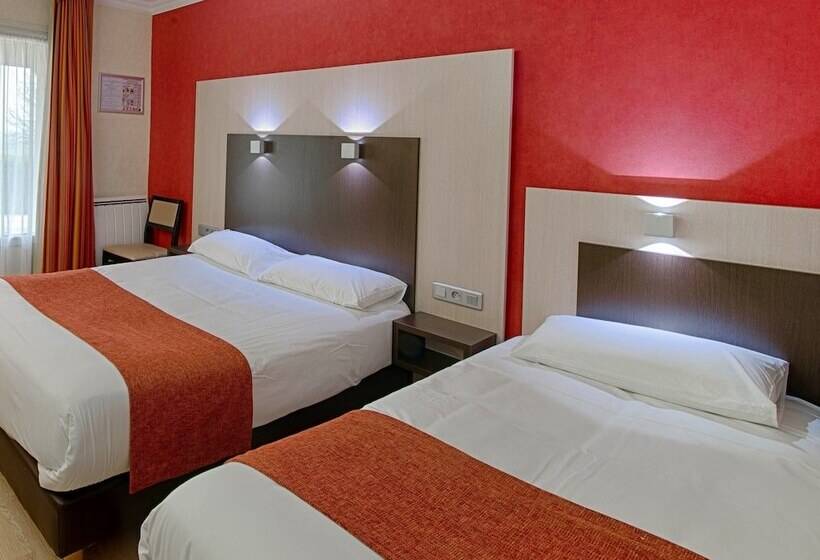 Отель Hôtel Restaurant & Spa Le Val Moret