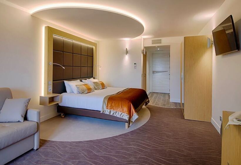 Отель Hôtel Restaurant & Spa Le Val Moret