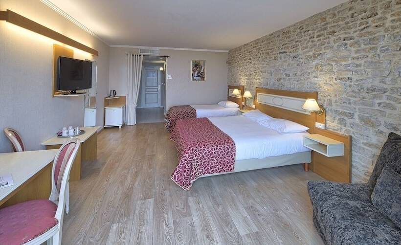 Отель Hôtel Restaurant & Spa Le Val Moret