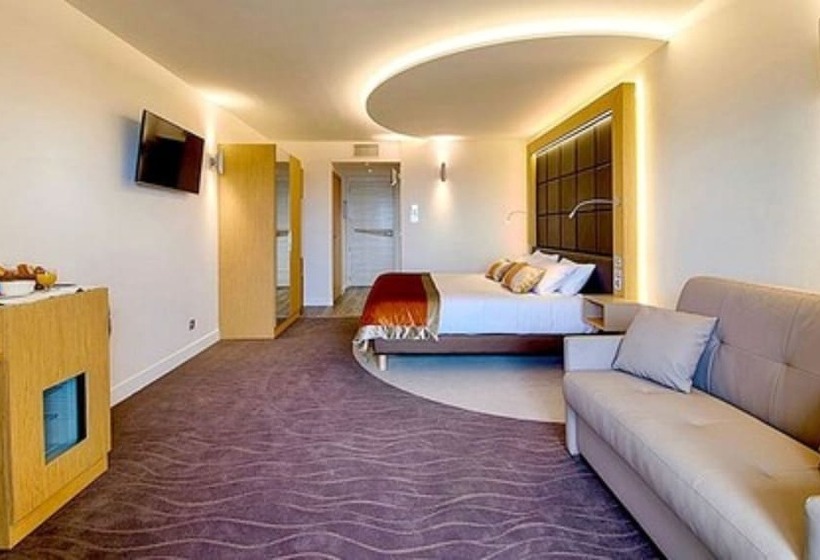 Отель Hôtel Restaurant & Spa Le Val Moret