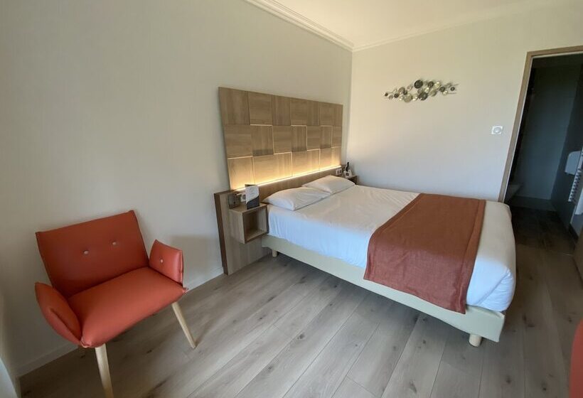 Отель Hôtel Restaurant & Spa Le Val Moret