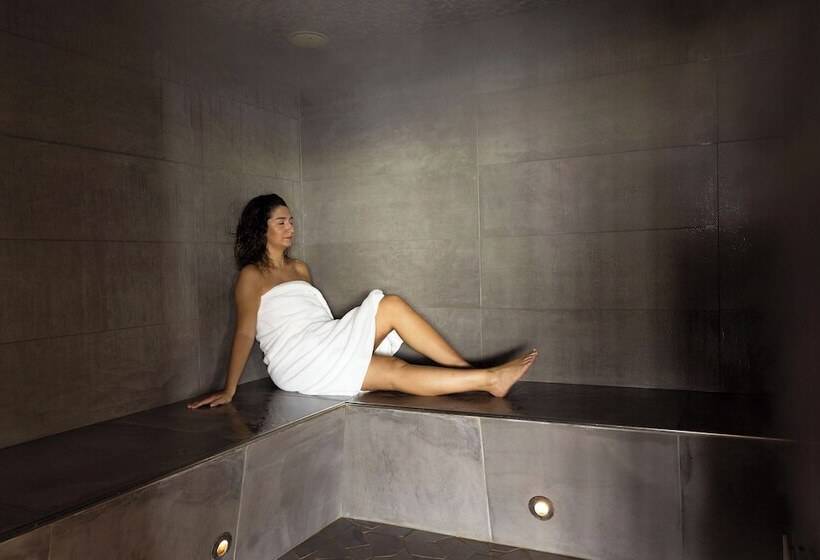 Отель Hôtel Restaurant & Spa Le Val Moret