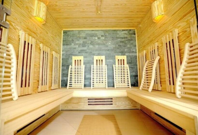 Отель Hôtel Restaurant & Spa Le Val Moret