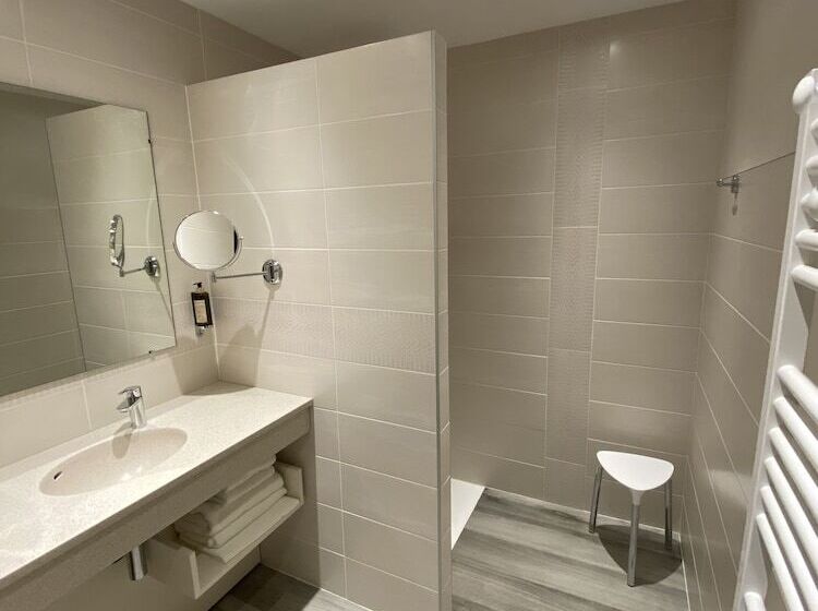 Отель Hôtel Restaurant & Spa Le Val Moret