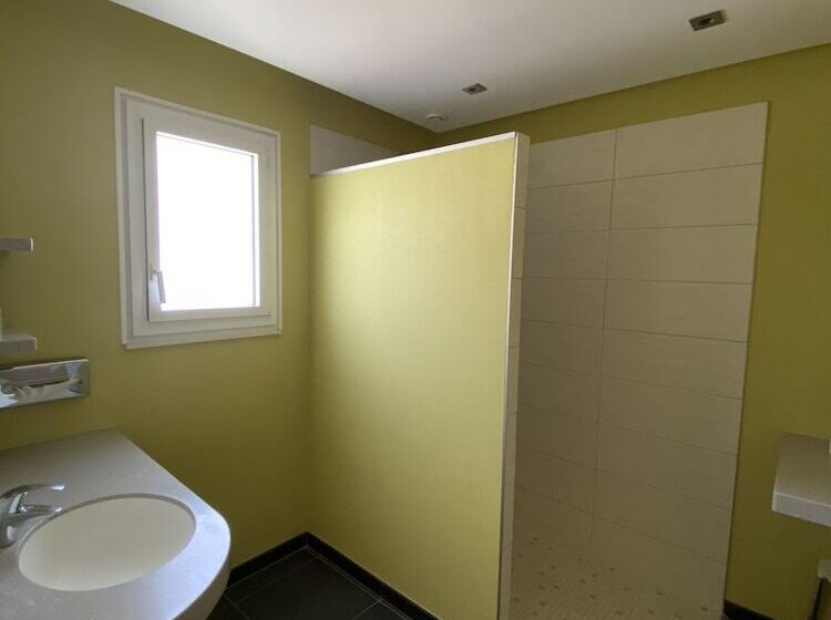 Отель Hôtel Restaurant & Spa Le Val Moret