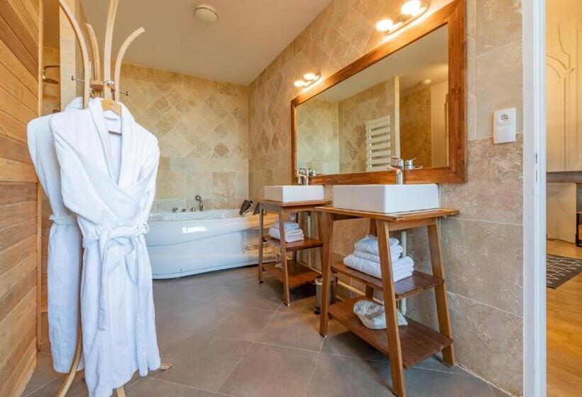 בית מלון כפרי Le Castel Pierre   Maison Privée 4 étoiles   18 Personnes