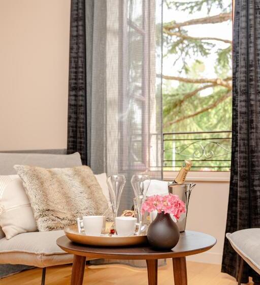 ホテル Logis Auberge De La Tour   Hôtel & Restaurants