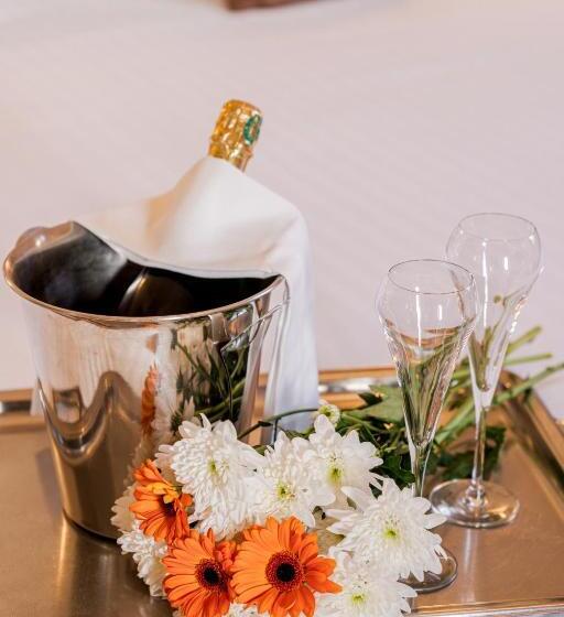 호텔 Logis Auberge De La Tour   Hôtel & Restaurants