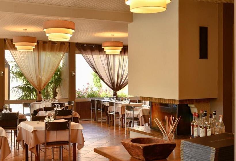 ホテル Logis Hôtel & Restaurant Le Pardaillan