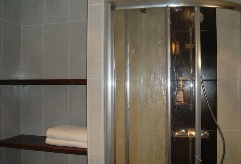 호텔 Logis Hôtel Restaurant L Auberge Du Chateau