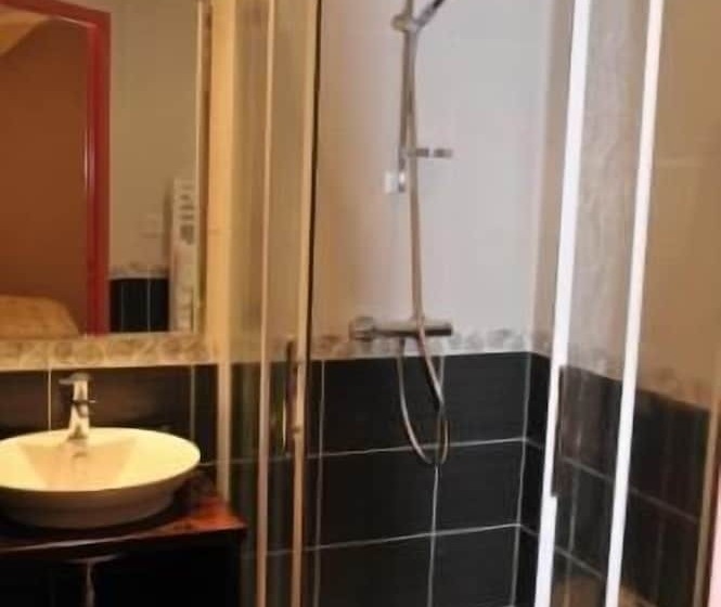 호텔 Logis Hôtel Restaurant L Auberge Du Chateau