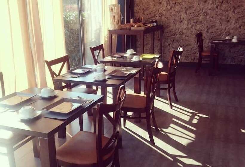 בית מלון כפרי Logis Le Cadusia