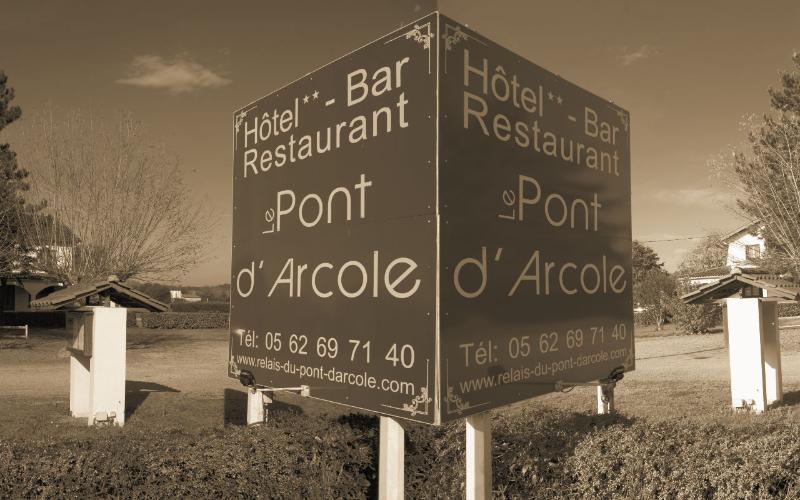 호텔 Logis Hôtel Le Pont D Arcole