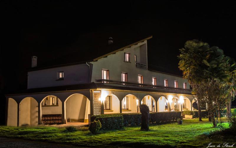 호텔 Logis Hôtel Le Pont D Arcole