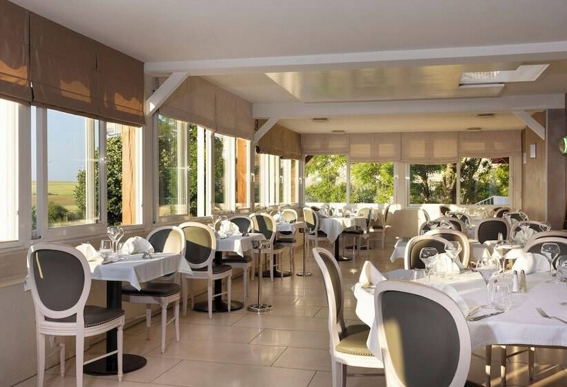 Отель Hôtel Restaurant & Spa Le Val Moret