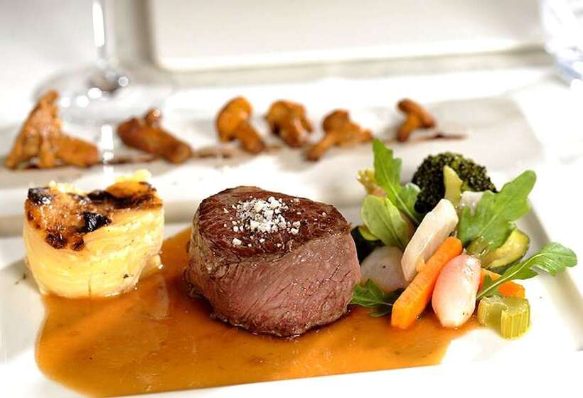 Отель Hôtel Restaurant & Spa Le Val Moret