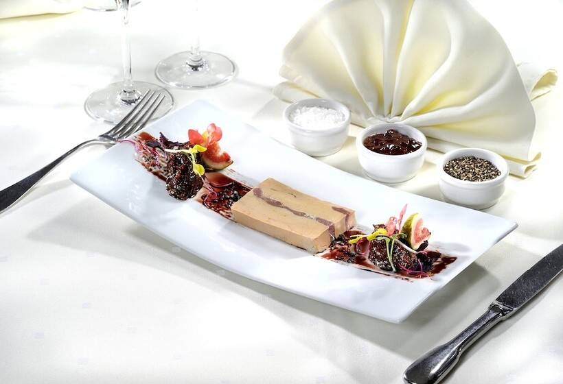 Отель Hôtel Restaurant & Spa Le Val Moret