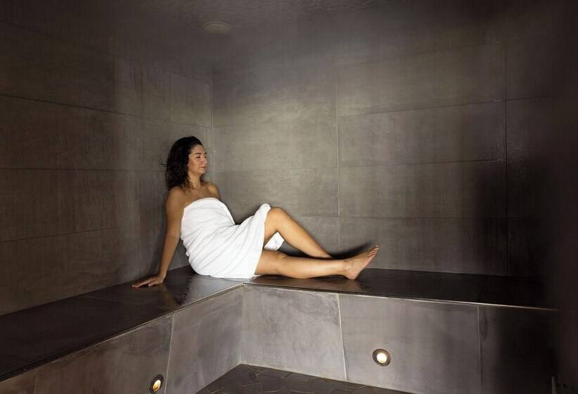 Отель Hôtel Restaurant & Spa Le Val Moret