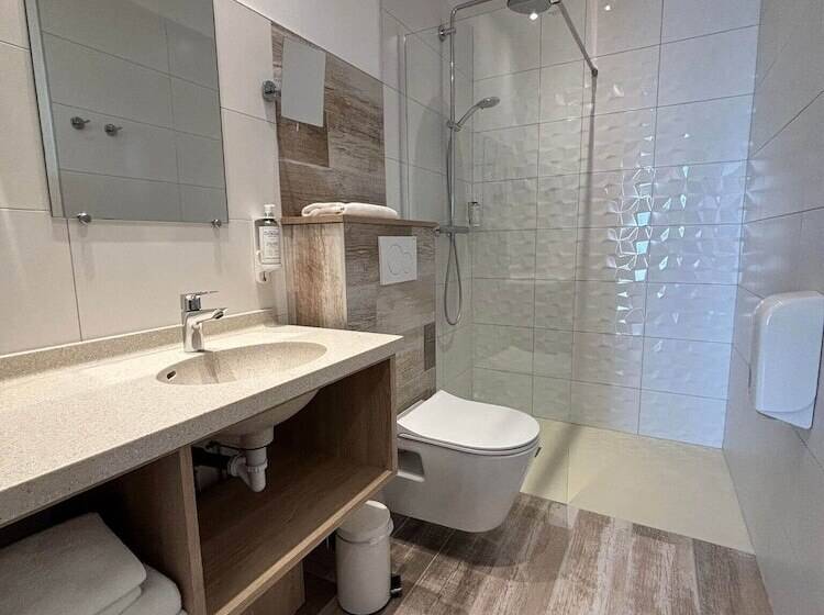 Отель Hôtel Restaurant & Spa Le Val Moret