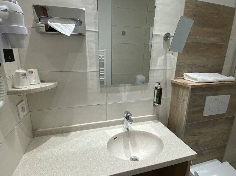 Отель Hôtel Restaurant & Spa Le Val Moret