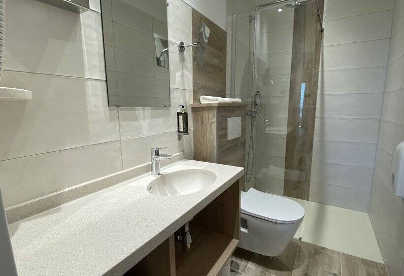 Отель Hôtel Restaurant & Spa Le Val Moret