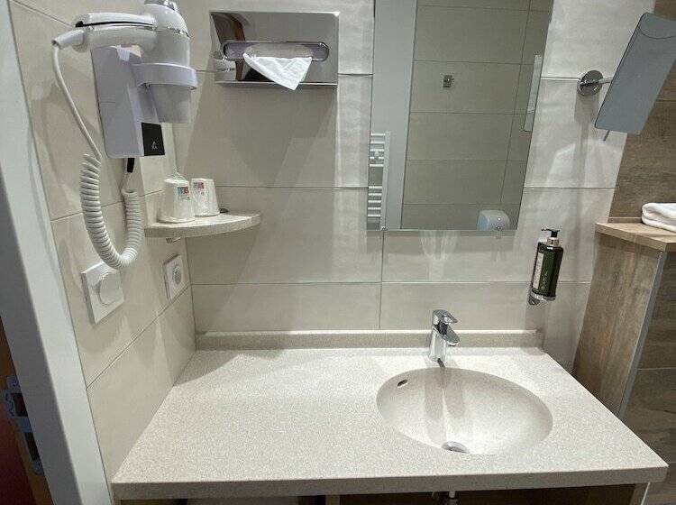 Отель Hôtel Restaurant & Spa Le Val Moret