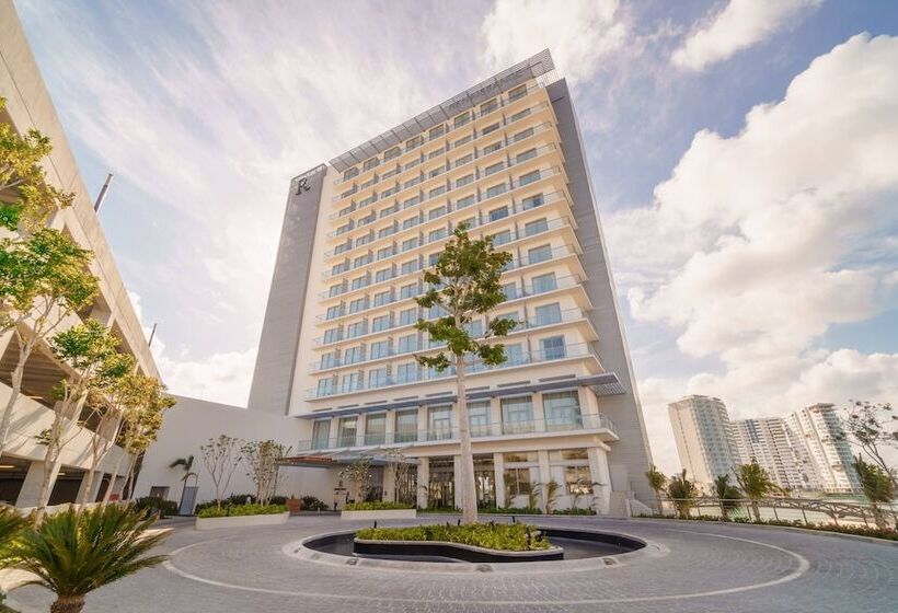 Отель Renaissance Cancun Resort & Marina