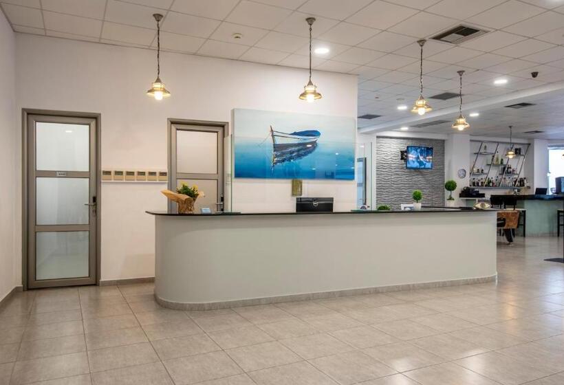 Отель Royal Bay Suites