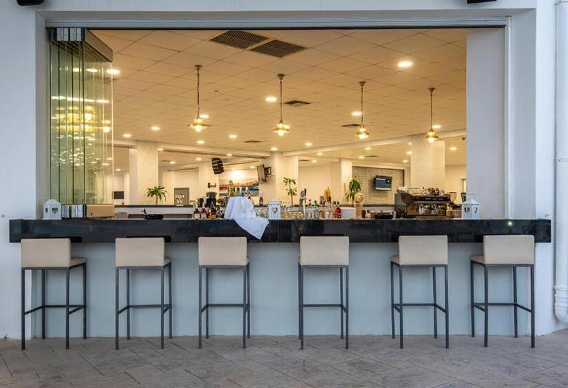 Отель Royal Bay Suites