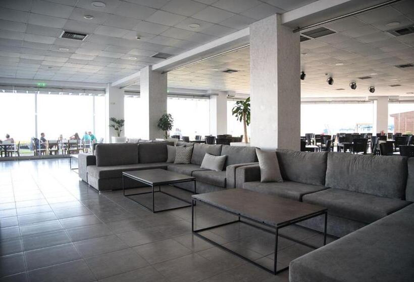 בית מלון כפרי Royal Bay Suites