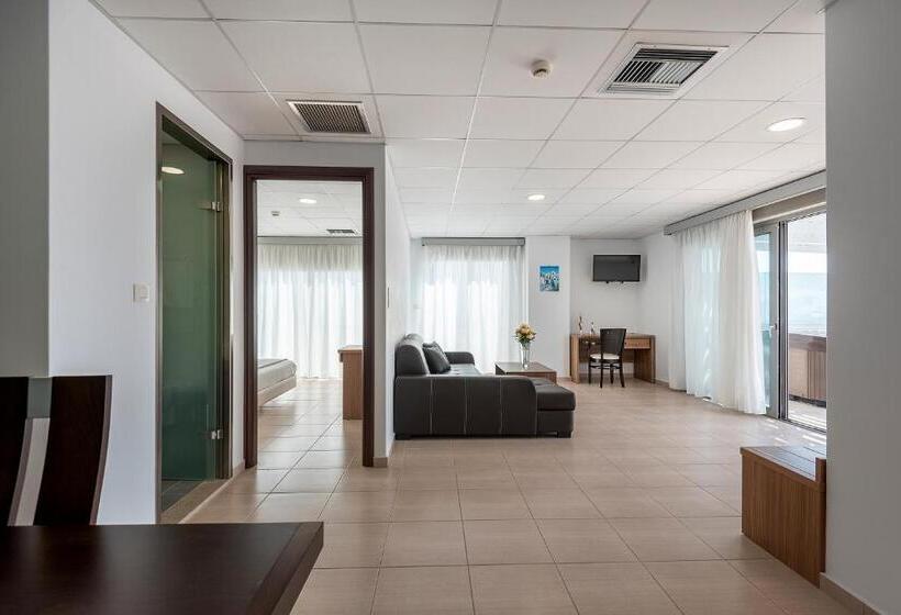 Отель Royal Bay Suites